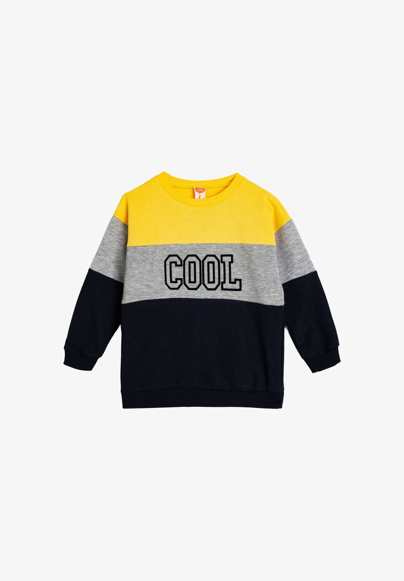 Sudadera de manga larga para niños con bloques de color amarillo, gris y negro, y la palabra "COOL" en letras negras en negrita en el pecho.