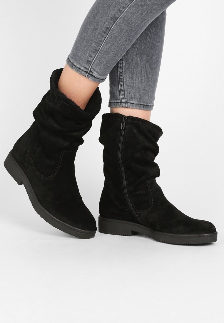 Černé semišové kotníkové boty s volným designem, vybavené bočním zipem, texturovaným svrškem a gumovou podrážkou pro lepší grip.
