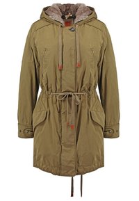 Parka con capucha en color caqui, forrada de piel sintética, con cintura ajustable, bolsillos frontales, puños abotonados y cierre con cremallera y botones.