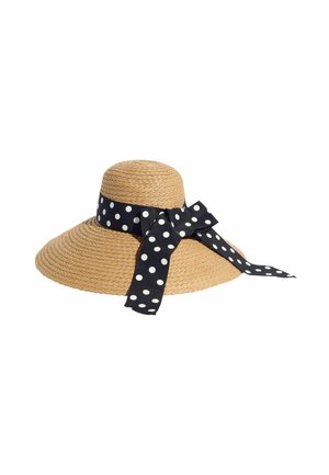 Pălărie împletită din paie cu boruri largi, având o panglică alb-negru cu buline, legată într-un arc în jurul coroanei.