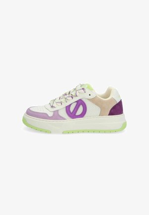 Sneaker mit einem weißen Mesh-Obermaterial, lila und beige Wildlederakzenten und grüner Gummisohle; verfügt über farbenfrohe Schnürsenkel und Logodetails.
