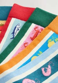 Bunte gestreifte Socken, aufgefächert und mit wiederholten Mustern von Fischen, Hummern, Garnelen, Zitronen und Erdbeeren auf jedem Streifen.