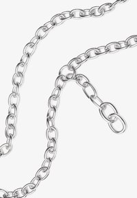 Chaîne en métal argenté présentant des maillons ovales entrelacés. La chaîne a une finition polie et une structure lâche et flexible avec un fermoir bien visible.