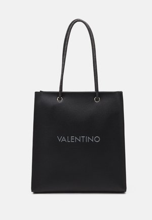Czarna skórzana torba na ramię z długimi uchwytami i wygrawerowanym logo "VALENTINO" na przednim środku.