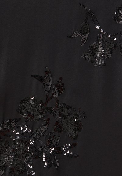 Tessuto nero con ricami floreali decorati con paillettes nere, argento e borgogna. Texture liscia con decorazioni a contrasto.