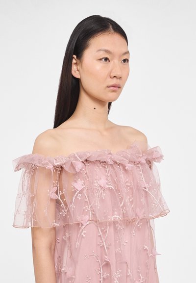 Roze off-shoulder jurk met een gelaagde tule volant, uitgebreide bloemenborduursels en delicate appliqué accenten. Semi-doorzichtig materiaal.