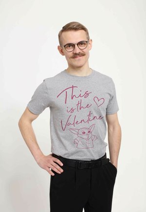Henry Tiger STAR WARS: THE MANDALORIAN THIS VALENTINE UNISEX - T-shirt z nadrukiem