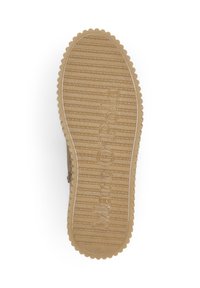 Semelle de chaussure en caoutchouc brun avec des rainures texturées et un bord en forme de coquille, arborant "Marc O'Polo" embossé au centre.
