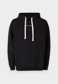 Sudadera negra con cordones de color crema, pequeño texto blanco en el pecho, bolsillo tipo canguro y sutiles diseños de llamas negras en las mangas.