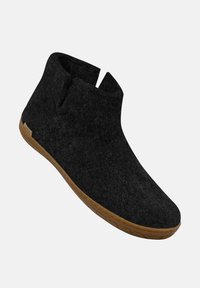 Schwarze Filz-Ankelboots mit runder Zehenform, ausgestattet mit einem Ausschnittdesign und einer hellbraunen Gummisohle. Glatte Textur, minimalistischer Stil.