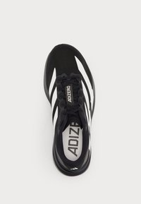 Mustvalge Adidas Adizero jooksujalats paeltega, vaadatuna ülalt, lihtsa valge taustaga.