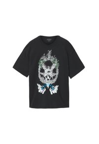 Μαύρο κοντομάνικο μπλουζάκι με ένα γραφικό ενός κεφαλιού φλεγόμενου κρανίου, περιτριγυρισμένο από πράσινα φύλλα και δύο λευκά χέρια από κάτω με μπλε φλόγες.