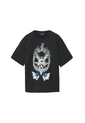 Zwart T-shirt met korte mouwen met een afbeelding van een brandende schedel omringd door groene bladeren en twee witte handen eronder met blauwe vlammen.