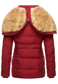 Röd vadderad jacka med faux skinn-krage. Har dragkedjestängning och sidofickor. Texturerat, varmt material med en figursydd siluett.