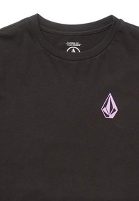 Zwarte T-shirt met korte mouwen en een ronde halslijn, met een klein roze geometrisch logo op de linkerborst. Gemaakt van zachte katoenen stof.