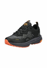 Černá turistická obuv s texturovaným svrškem, oranžovými detaily a odolnou podrážkou. Obsahuje voděodolný design a zesílenou špičku pro vyšší odolnost.