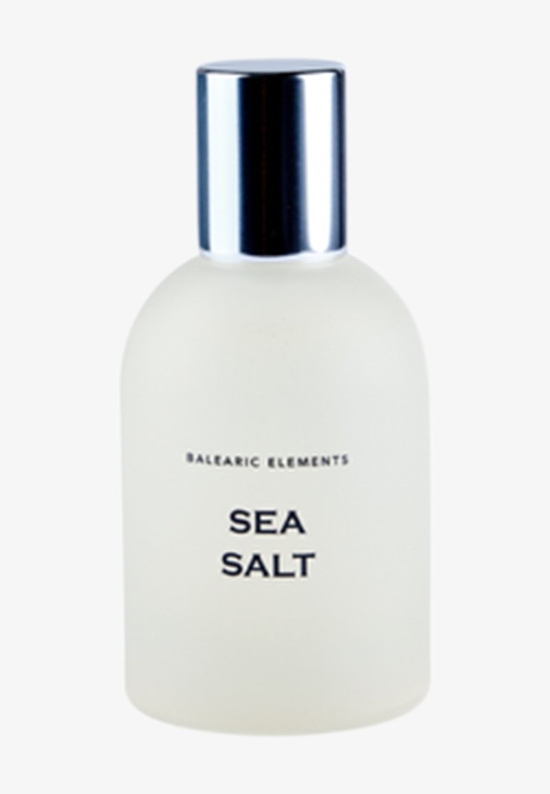 Mattierte Glasparfümflasche mit runder Form, silberner Kappe und fettem schwarzen Text "SEA SALT" und "BALEARIC ELEMENTS."