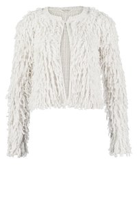 Vitt stickat kardigan med fransig textur, öppen framsidan, långa ärmar och kort design. Tillverkad av mjukt garn för en gosig känsla.