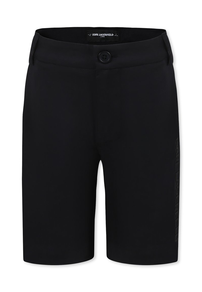 Shorts noirs en tissu lisse avec fermeture bouton. Présentent une impression de logo sur le côté et un design ajusté avec une coupe droite.