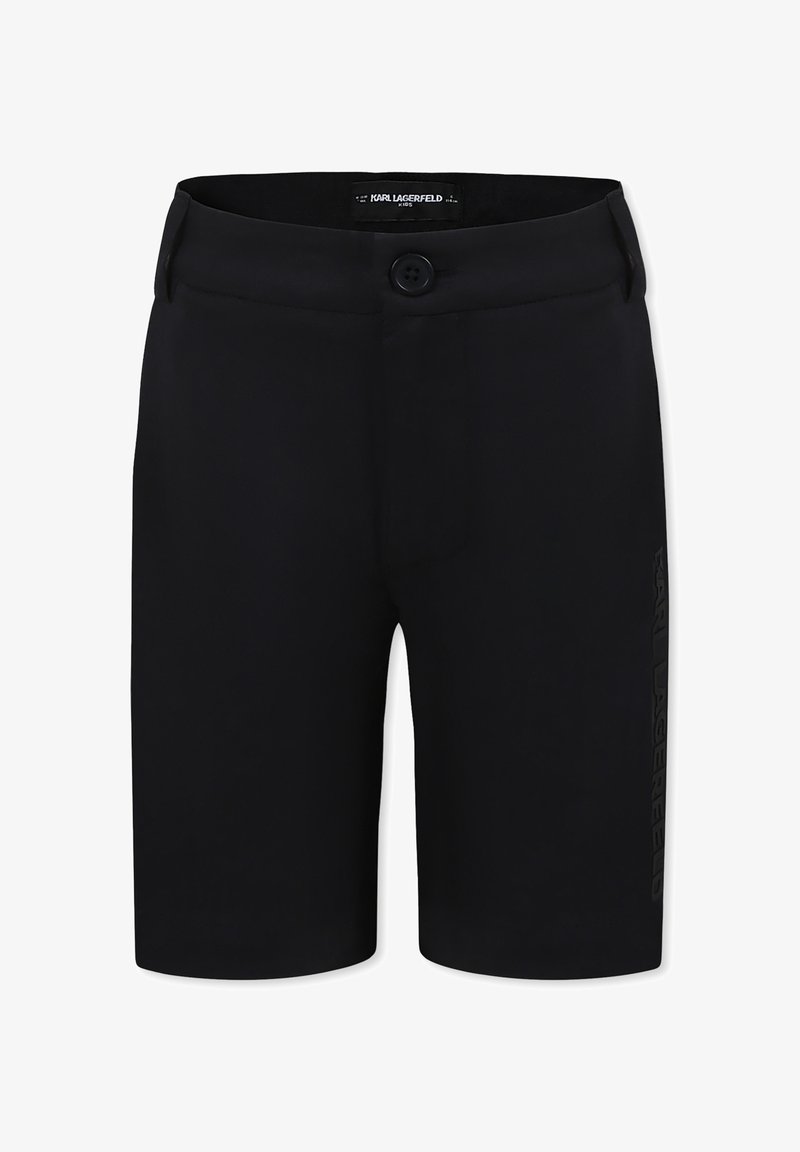 Shorts noirs en tissu lisse avec fermeture bouton. Présentent une impression de logo sur le côté et un design ajusté avec une coupe droite.