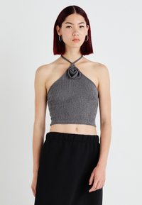 Γκρι ριγέ τοπ με λαιμόκοψη halter και κομμένο λουλουδάτο σχέδιο στη λαιμόκοψη. Φοριέται με μαύρη φούστα με ελαστική μέση.