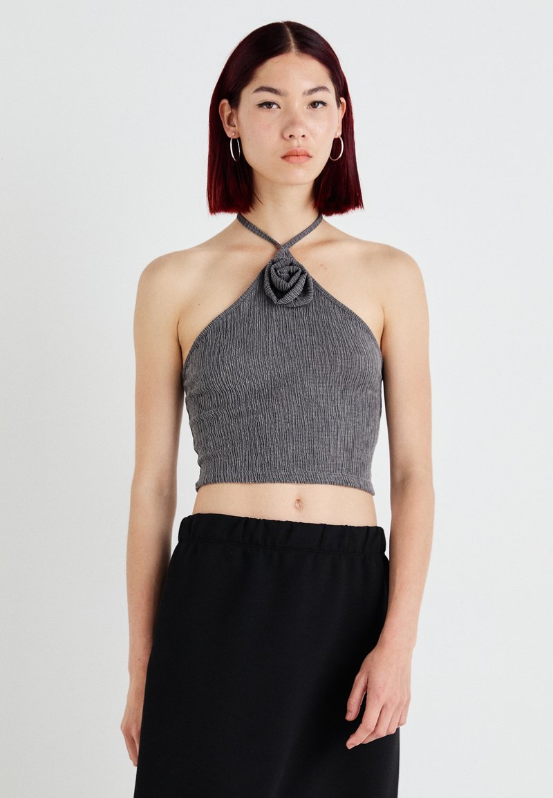 Γκρι ριγέ τοπ με λαιμόκοψη halter και κομμένο λουλουδάτο σχέδιο στη λαιμόκοψη. Φοριέται με μαύρη φούστα με ελαστική μέση.