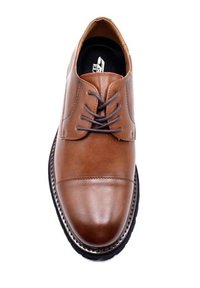 Chaussure habillée en cuir marron avec un bout arrondi, système de laçage fermé et semelle en caoutchouc noir contrastant. Texture lisse avec un design minimaliste.