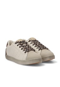 Zapatillas de cuero beige con cordones de leopardo, detalles en ante y suela de goma sólida. Presenta perforaciones en los laterales para ventilación.