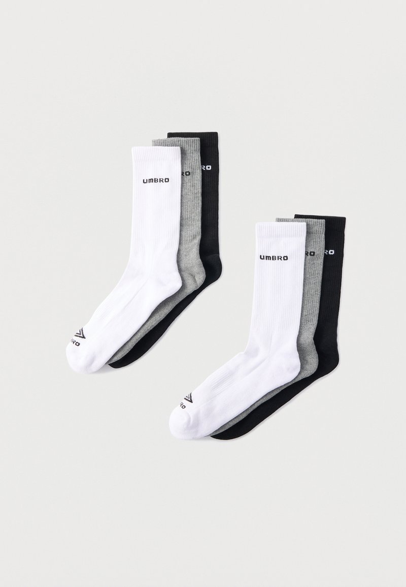 Tre par crew-længde sokker i hvid, grå og sort med ribbet tekstur og "UMBRO"-logo i kontrasterende farver.