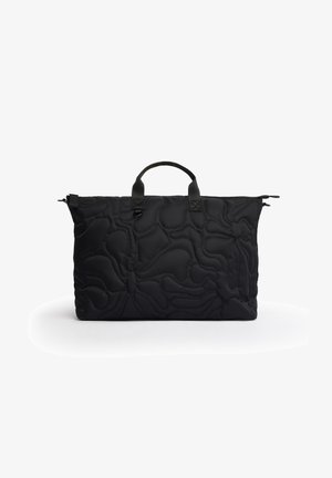 Bolso tote grande negro acolchado con asas cortas dobles y cierre de cremallera, mostrado sobre fondo blanco.