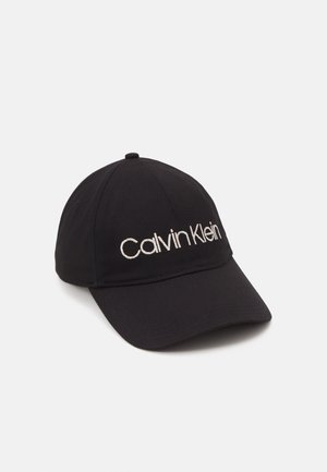 Casquette de baseball noire à six panneaux avec une visière incurvée et le logo "Calvin Klein" blanc brodé à l'avant.