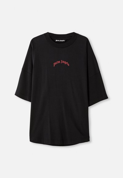Must musta T-särk, mis on valmistatud puuvillast. Omab ümmargust kaelust ja punast "palm angels" logo kaarjas kujunduses ees.
