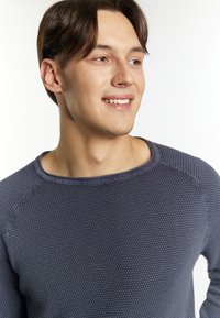 Maglione girocollo in maglia strutturata blu navy con un motivo sottile, caratterizzato da una vestibilità slim e bordi in tinta unita a contrasto attorno al collo.