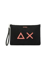 Clutch bag in tessuto nero con superficie strutturata, caratterizzata da design geometrici rosa e dal nome del brand "SUN68" in colorazione coordinata. Include un cinturino da polso.