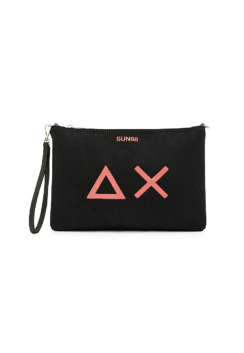 Clutch bag in tessuto nero con superficie strutturata, caratterizzata da design geometrici rosa e dal nome del brand "SUN68" in colorazione coordinata. Include un cinturino da polso.