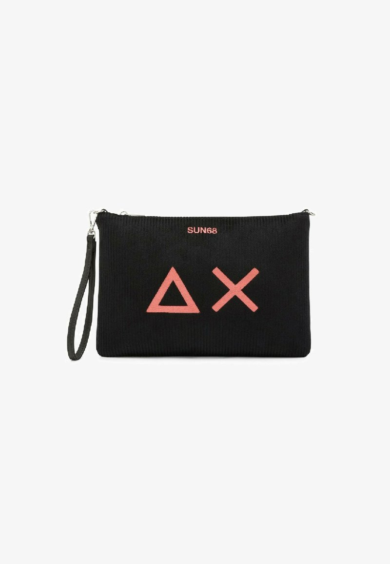 Clutch bag in tessuto nero con superficie strutturata, caratterizzata da design geometrici rosa e dal nome del brand "SUN68" in colorazione coordinata. Include un cinturino da polso.