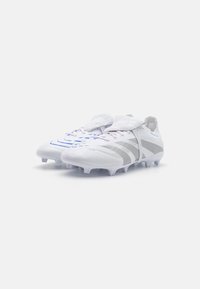 Ghete de fotbal albe, cu un superior sintetic neted și accente gri, având un design elegant și un toc format pentru aderență.