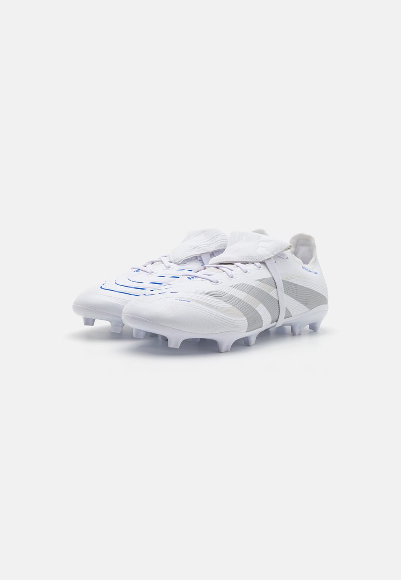 Scarpe da calcio bianche con tomaia in materiale sintetico liscio e dettagli grigi, design elegante e con tacchetti stampati per una migliore aderenza.