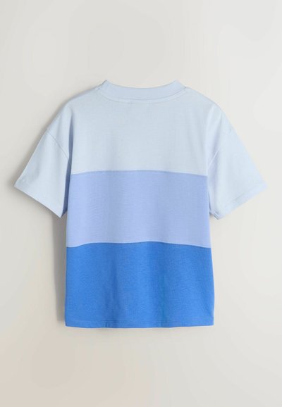 Kurzärmeliges T-Shirt in hellblauen, dunkelblauen und lavendelfarbenen horizontalen Streifen. Weiches Baumwollmaterial mit rundem Ausschnitt und lässiger Passform.