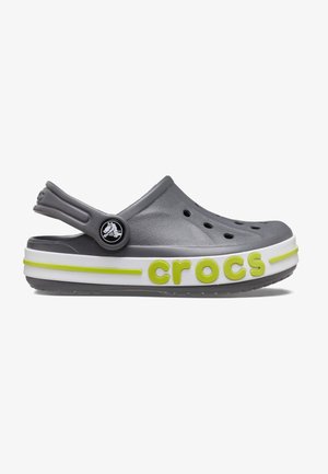 Grå Crocs-træsko med justerbar hælrem, ventilationshuller og hvid sål med gulgrøn "crocs"-logo.