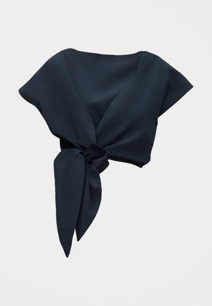 Melnā krāsā cropped tops ar platām piedurknēm un priekšpuses mezgla detaļu uz vienkrāsaina fona.