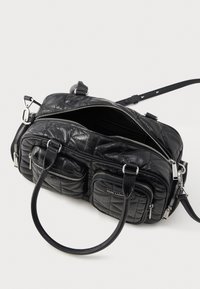 Černá prošívaná kožená taška se stříbrnými detaily, dvojitými rukojeťmi a nastavitelným popruhem. Obsahuje několik zipových kapes pro lepší organizaci.