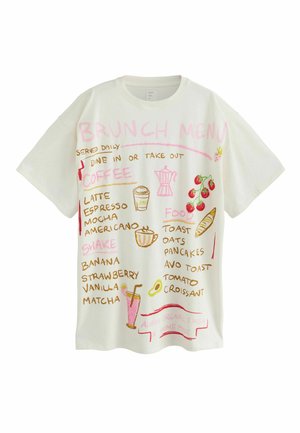Hvid t-shirt med farverig håndskrevet brunchmenu, der viser kaffe, shakes, toast, havregryn, pandekager, avocadotoast, tomat, croissant og madillustrationer.