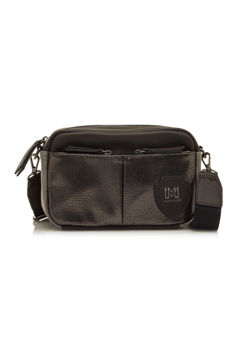 Bolso bandolera negro mate con exterior texturizado, acentos metálicos, doble bolsillo con cremallera y una placa de logo en la parte frontal. Se incluye una correa ajustable.