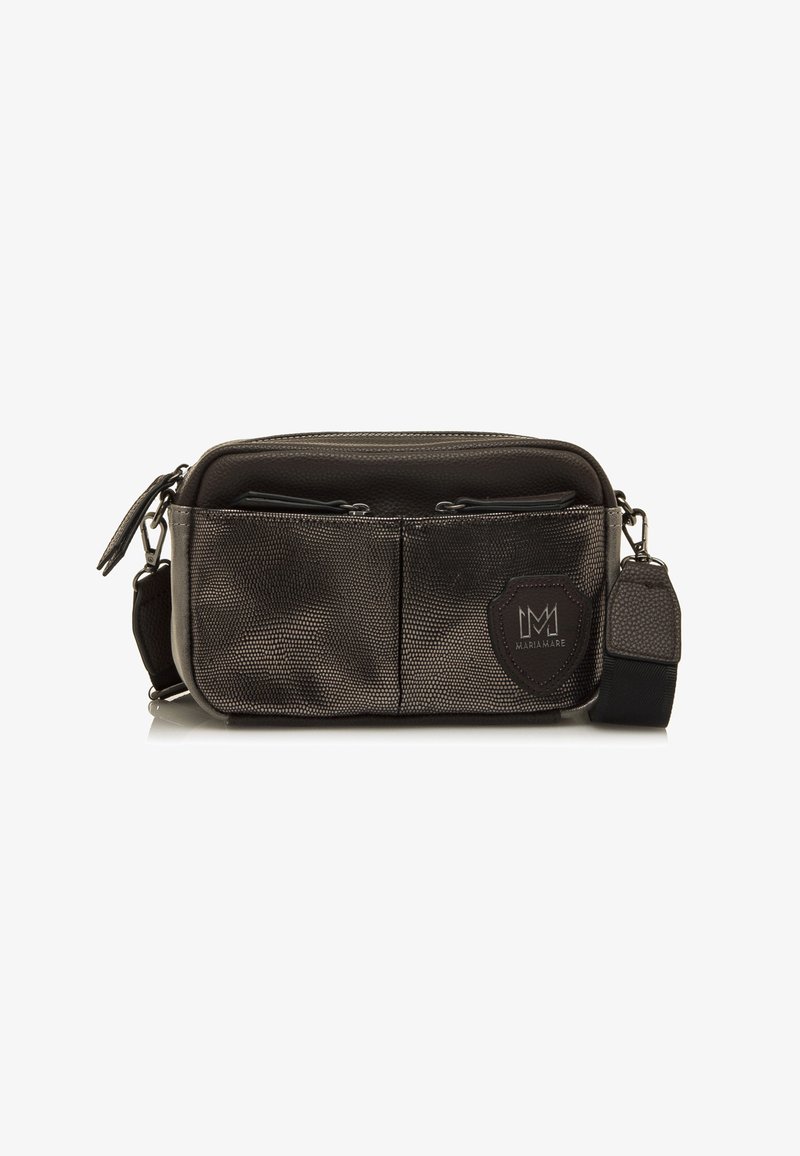 Bolso bandolera negro mate con exterior texturizado, acentos metálicos, doble bolsillo con cremallera y una placa de logo en la parte frontal. Se incluye una correa ajustable.