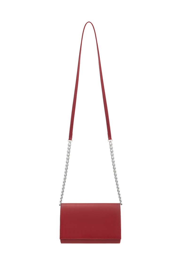 Borsa a tracolla in pelle rossa con forma rettangolare, dotata di una catena argentata e di una superficie liscia. Design minimalista senza hardware visibile.