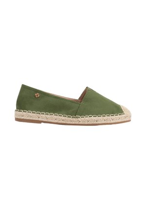 Groene suède espadrille plat met een beige gevlochten jutezool en een klein metalen logo aan de zijkant.