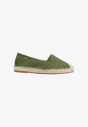 Groene suède espadrille plat met een beige gevlochten jutezool en een klein metalen logo aan de zijkant.