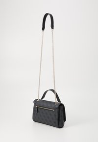 Bolso de mano negro con un diseño estructurado, que cuenta con un asa corta en la parte superior y una correa de cadena larga, además de un bolsillo frontal con cremallera.