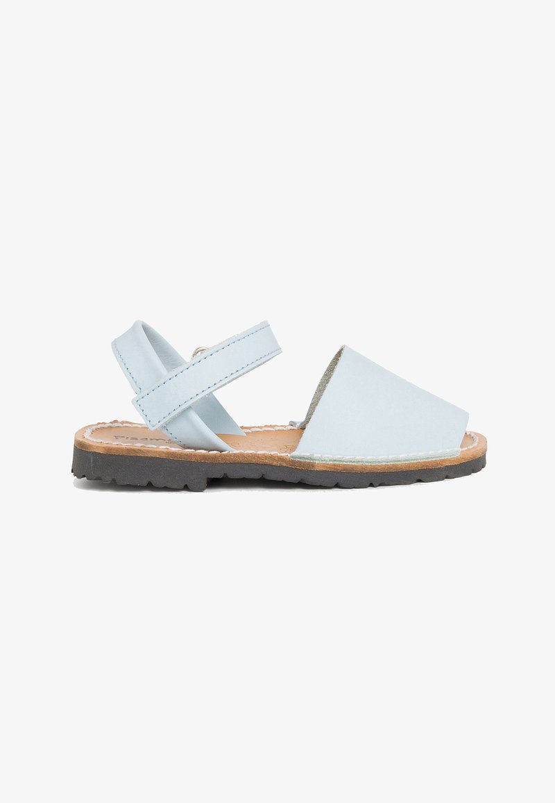 Sandală din piele albastru deschis, cu vârf deschis, curea ajustabilă și talpă texturată maro. Design minimalist cu toc plat.